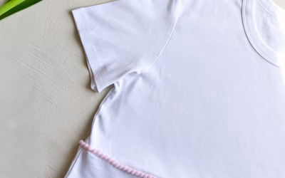 Comment personnaliser un t-shirt blanc avec des pompons ?
