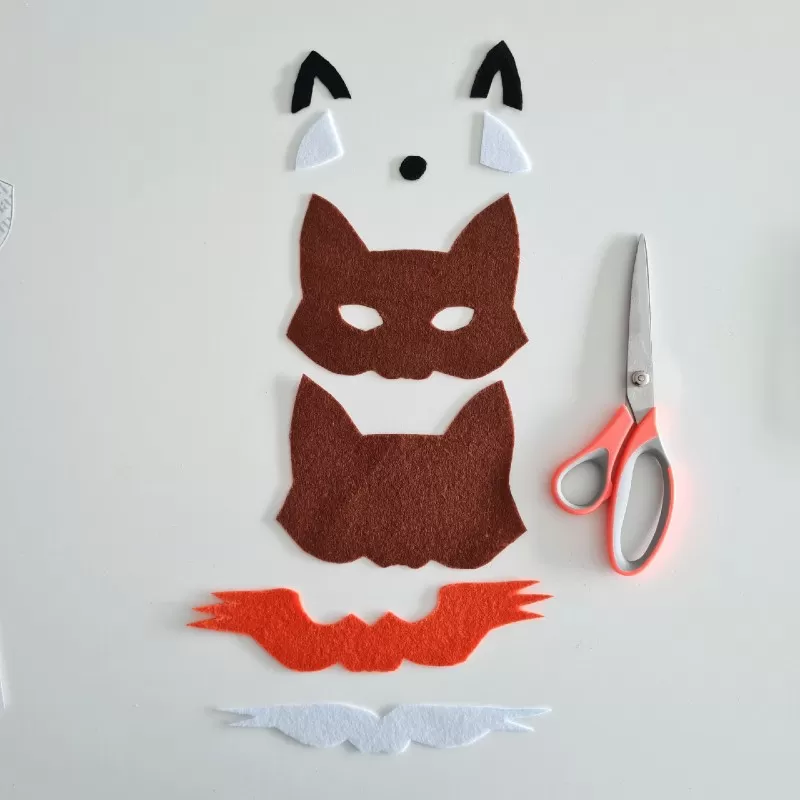 Découper les éléments dans la feutrine - Comment réaliser un masque renard en feutrine - Prima Mercerie-renard-en-feutrine-prima-mercerie-etape-4 Découper les éléments dans la feutrine
