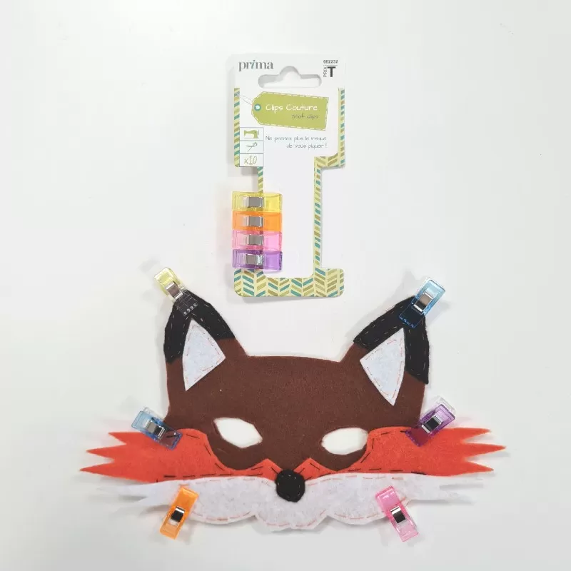 Placer les clips couture - Comment réaliser un masque renard en feutrine - Prima Mercerie Placer les clips couture pour maintenir le projet