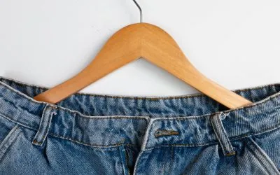 Comment resserrer un jean à la taille ?