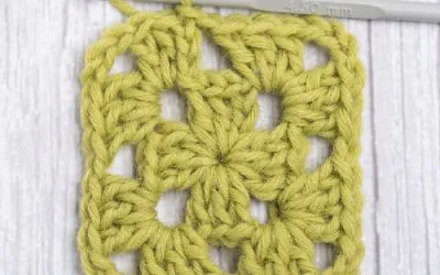 Comment assembler deux carrés granny au crochet ?